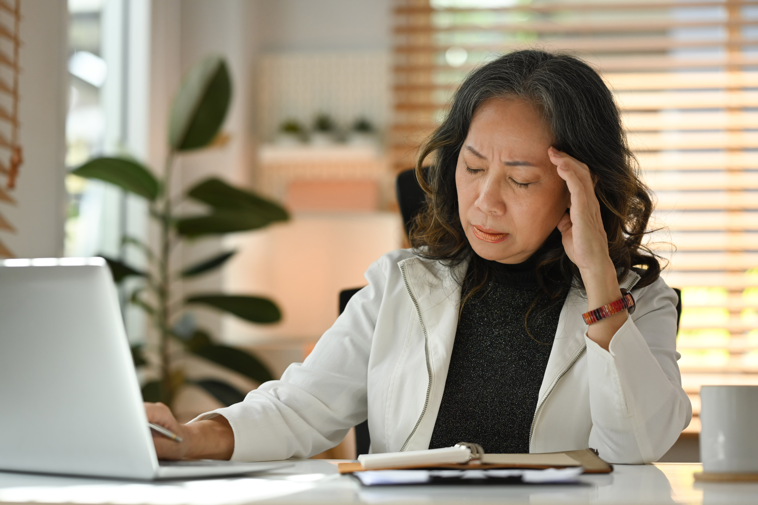千库网_不快乐的成熟女人摸着她的头，患有头痛、偏头痛或头晕。_摄影图编号16938393.jpg