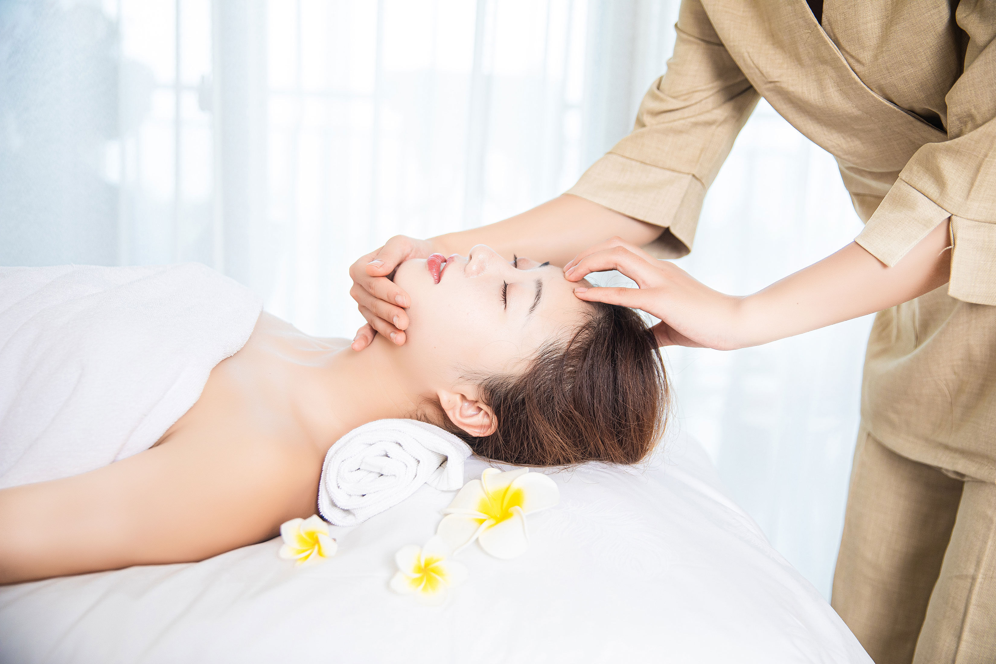 1772411020187300.jpg 千库网_按摩美容白天做按摩的美女顾客室内按摩脸部摄影图配图_摄影图编号209471.jpg