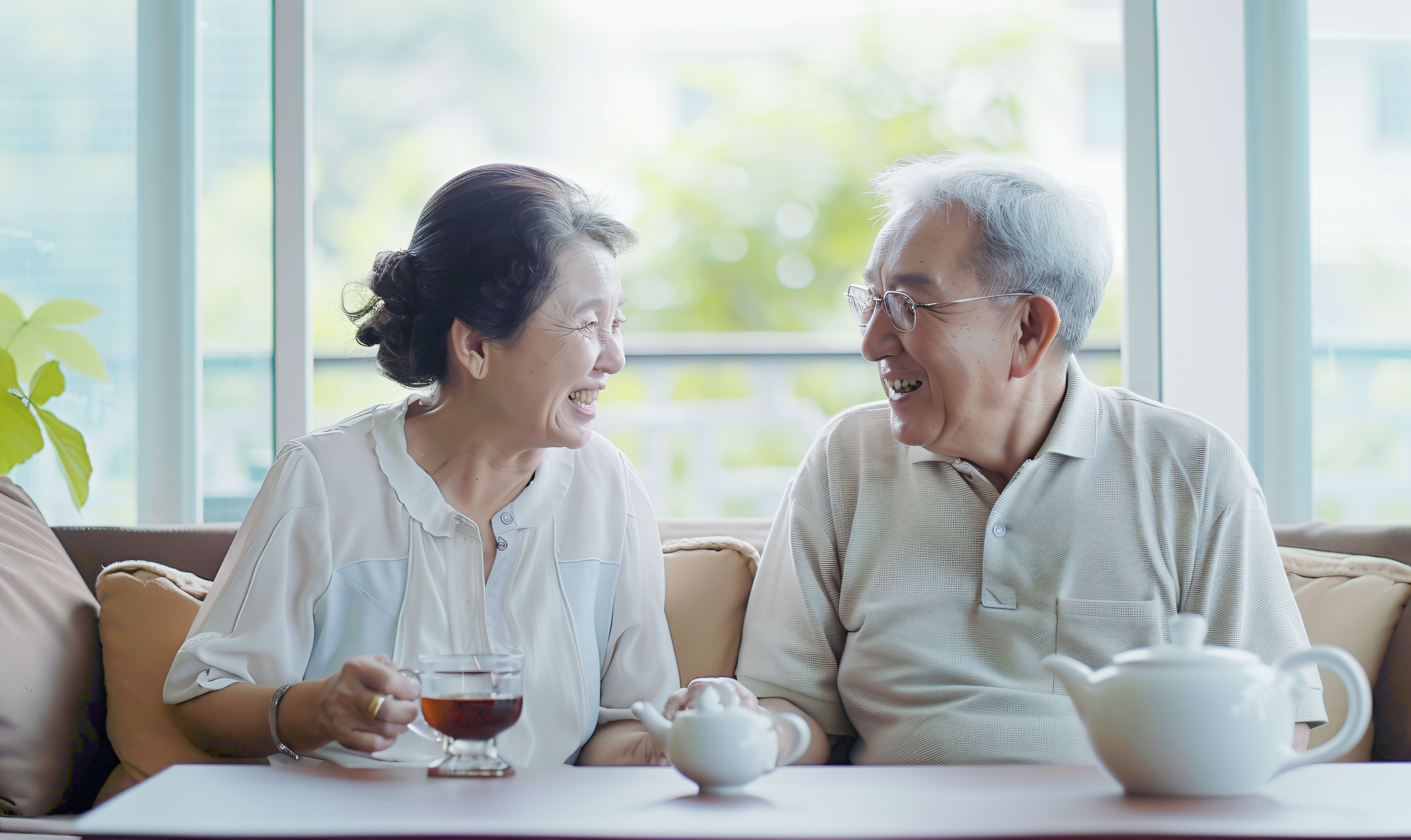 千库网_亚洲人快乐的老年人们在客厅喝茶聊天_摄影图编号20618813.jpg