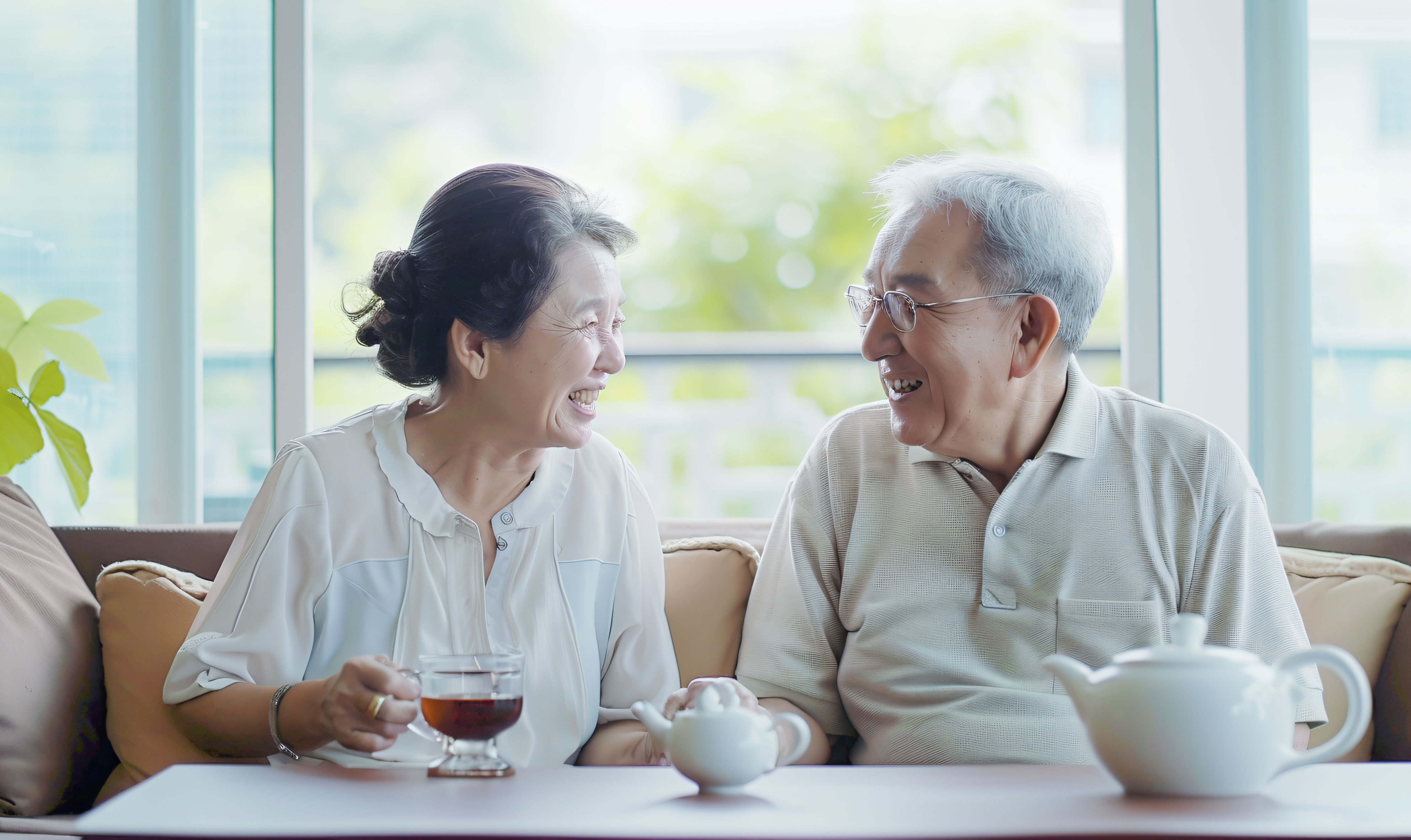 千库网_亚洲人快乐的老年人们在客厅喝茶聊天_摄影图编号20618813.jpg