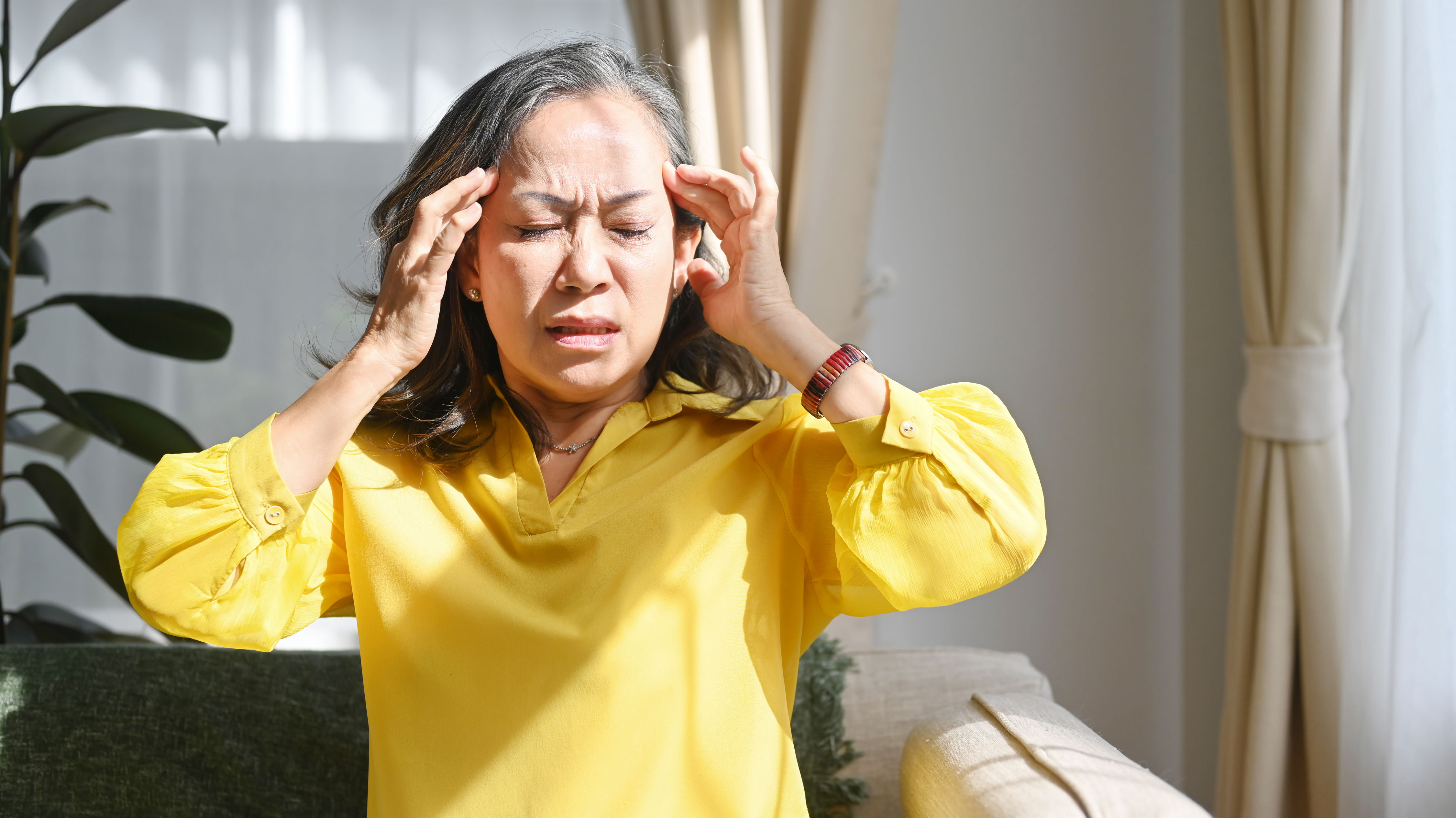 千库网_心烦意乱的成熟女性摸着她的头，患有头痛、偏头痛或头晕。_摄影图编号16665768.jpg
